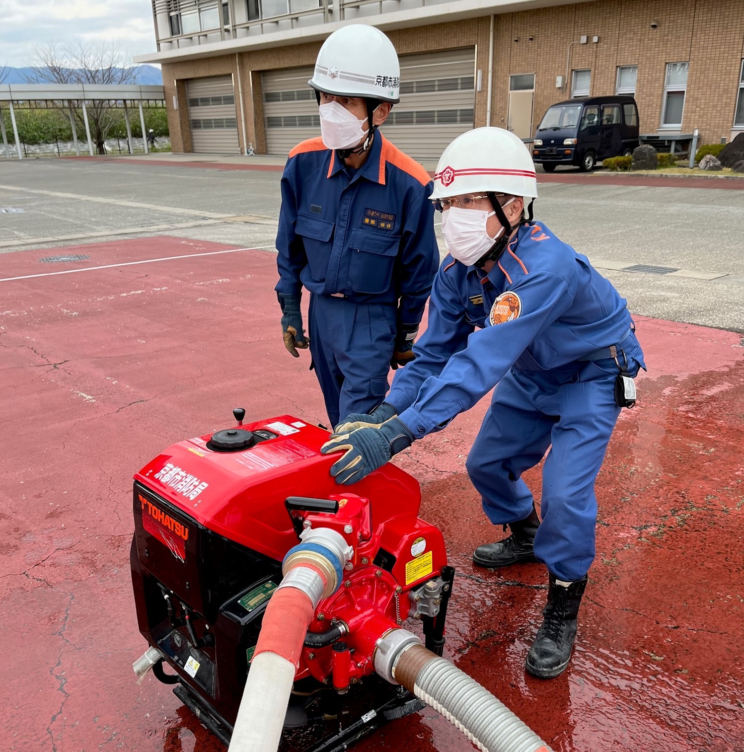 ポンプの取り扱い訓練をする男性
