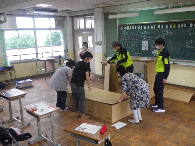 ダンボールベッド作成の写真