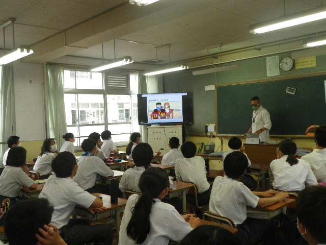 防災動画を視聴している写真