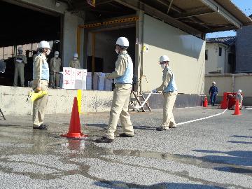 屋内消火栓設備による消火訓練