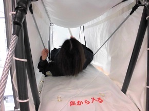 下京警察署・救助袋体験の様子
