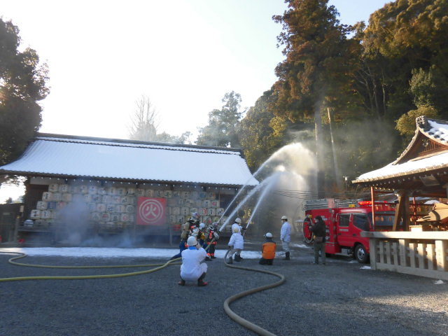 自衛消防隊・消防団・消防隊で合同放水