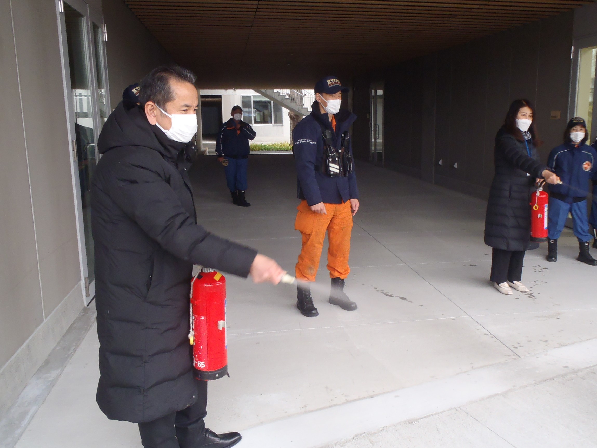 京都市立美術工芸高等学校の消防訓練の様子（消火器）
