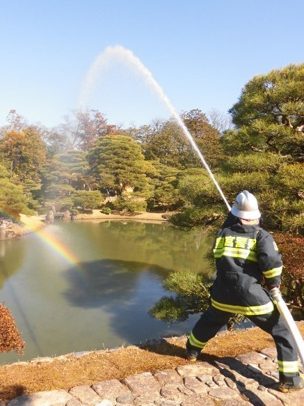 皇宮警察の放水