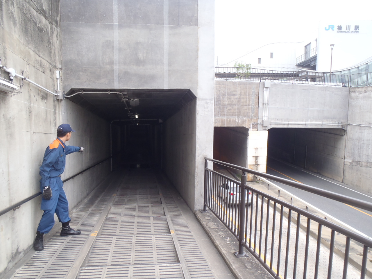 アンダーパスを調査する消防隊員