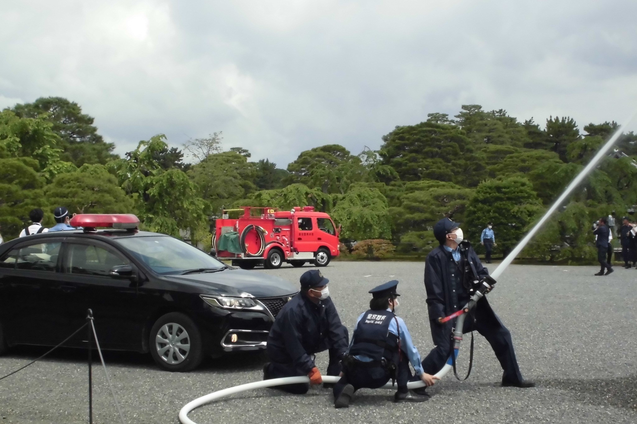 皇宮警察署員による放水活動