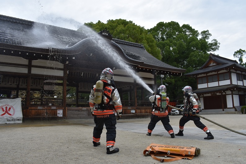 公設消防隊による放水活動の様子