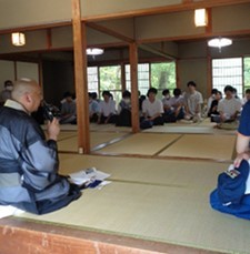 毘沙門堂　執事長による講話の写真
