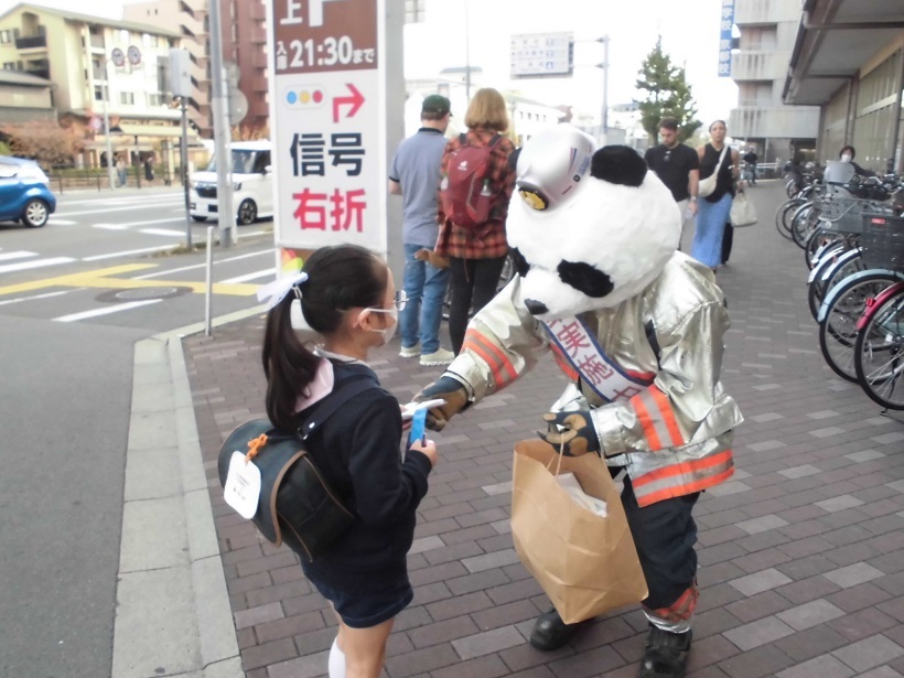 街頭広報の様子