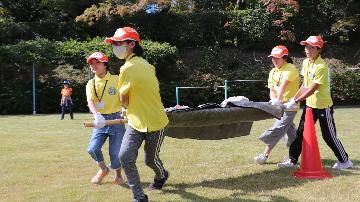 落とさずに素早く搬送！簡易担架リレー