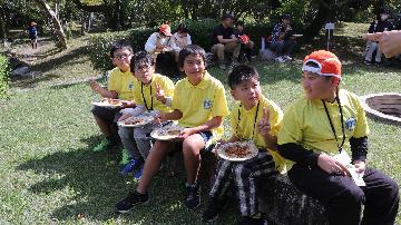昼食はアルファ化米とレトルトカレーで防災食体験
