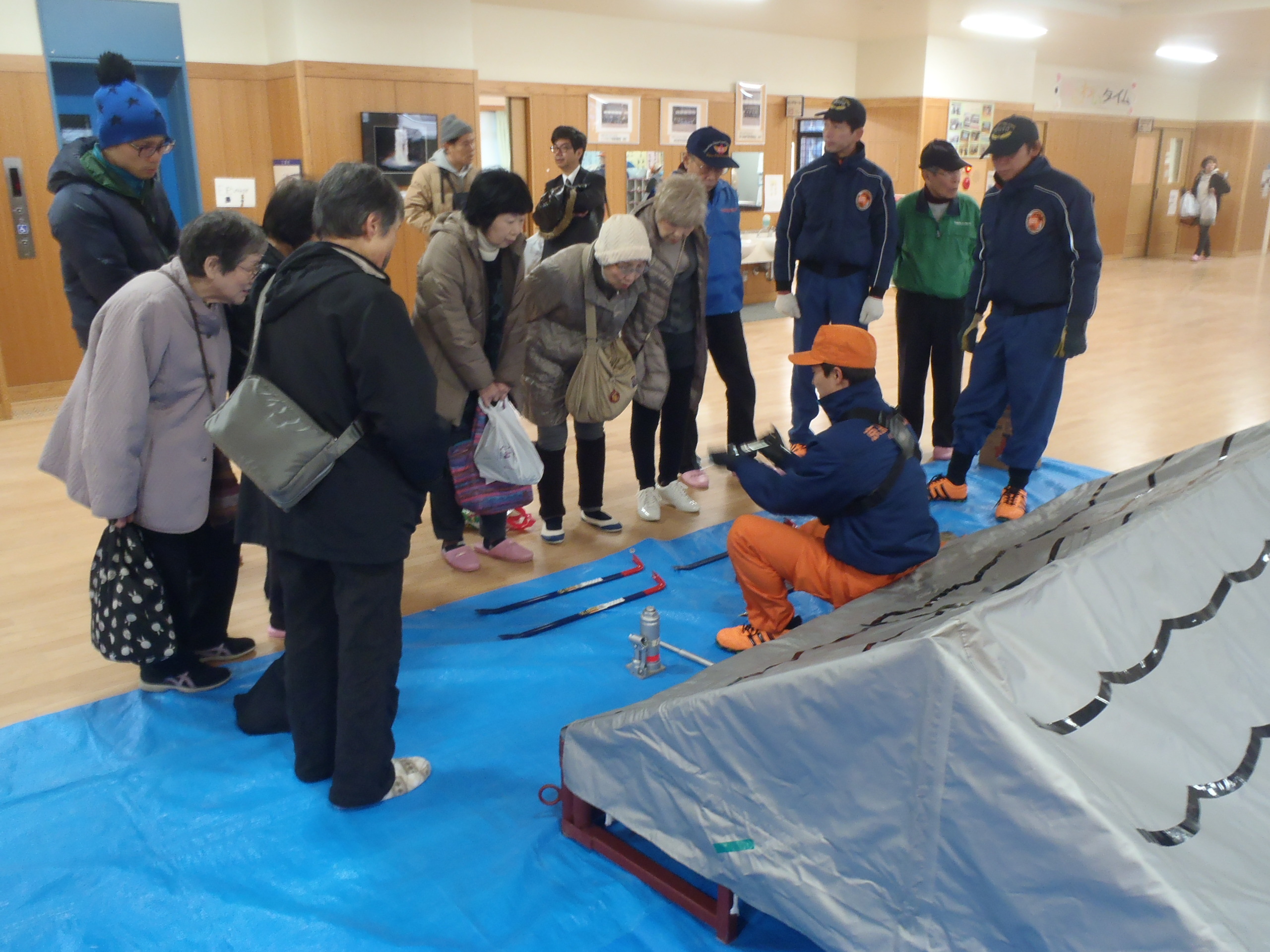 救助器材の説明をする消防署員