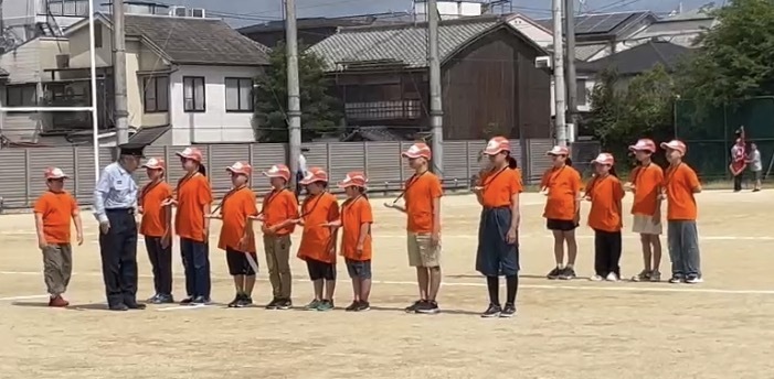 下京消防団、村上団長の点検を受ける様子