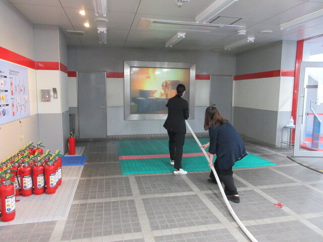 屋内消火栓設備の訓練をする受講者