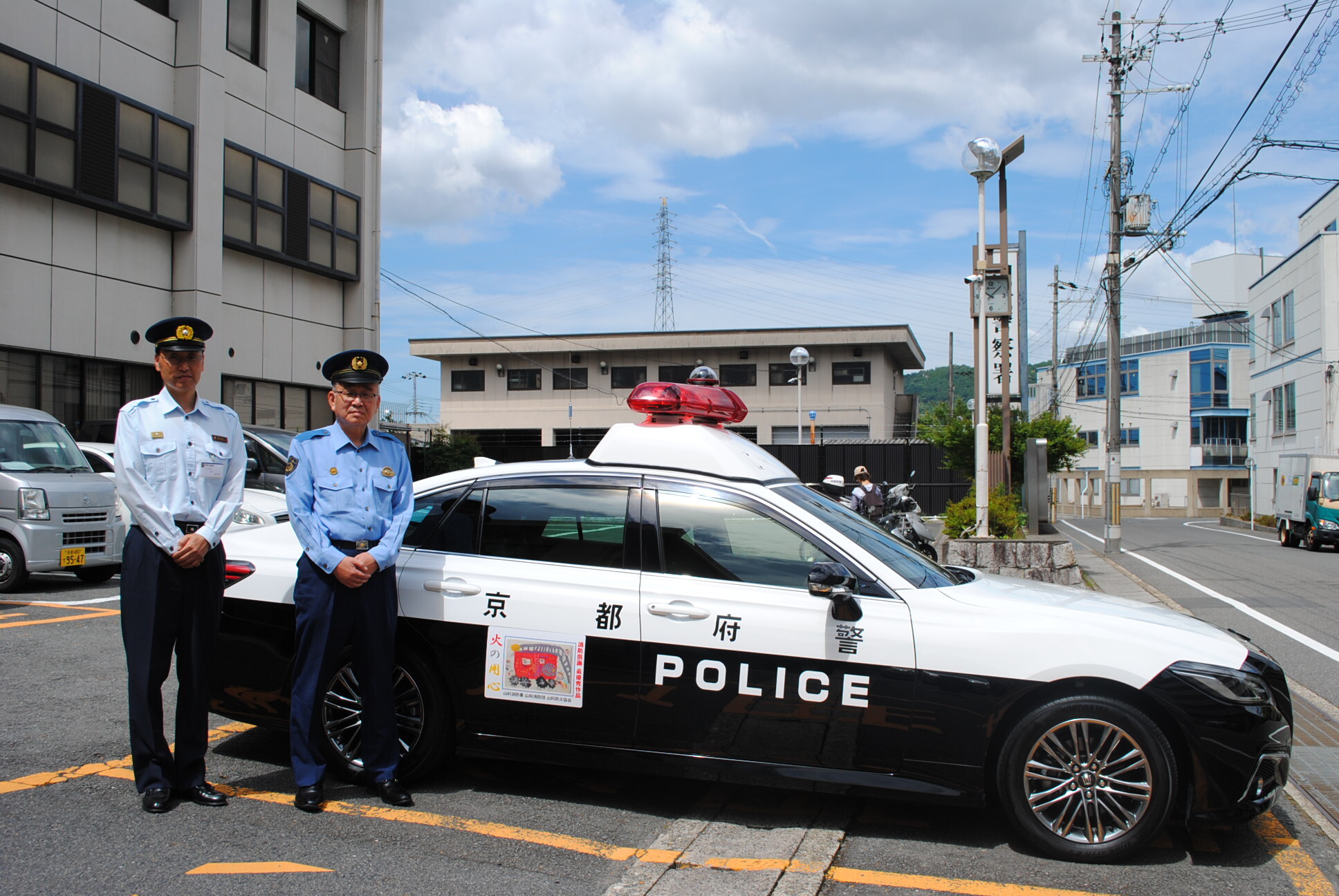 マグネットシートが掲出されたパトカー