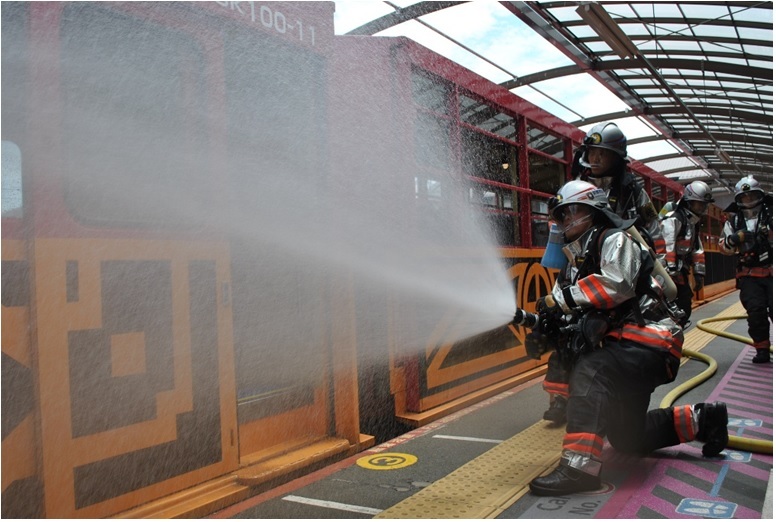 列車への放水活動