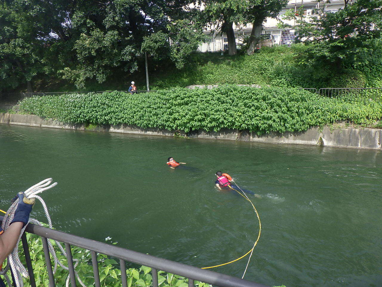 河川に流された要救助者に接触する訓練