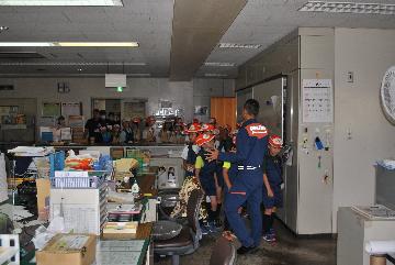 右京消防署を見学するジュニア消防団員