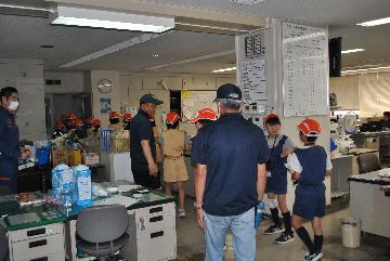 右京消防署を見学するジュニア消防団員