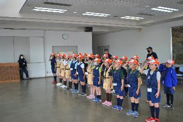 敬礼をするジュニア消防団員