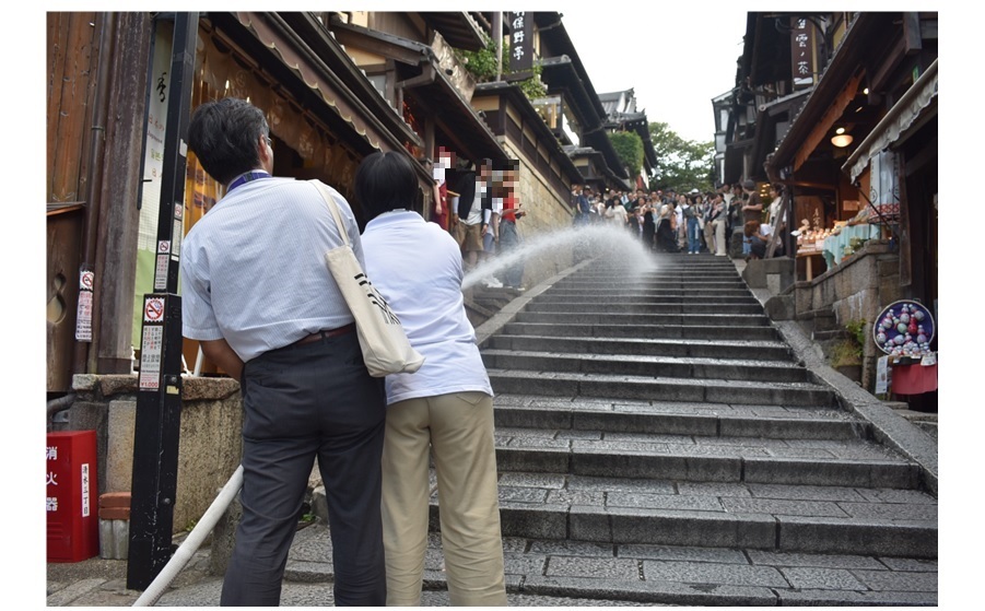 市民用消火栓の放水の様子