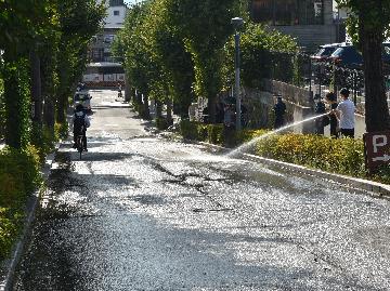 高台寺公園西側付近での放水の様子