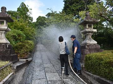 二年坂付近での放水の様子