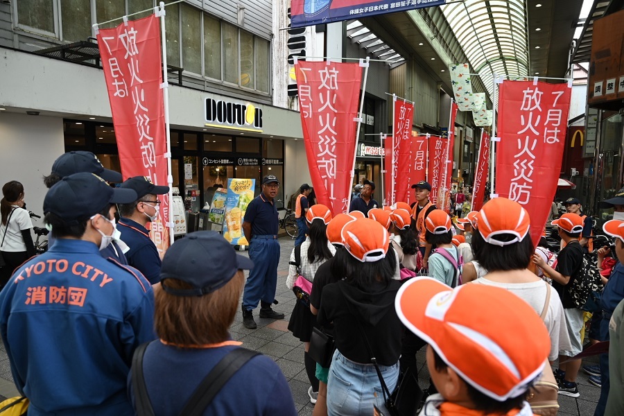 大手筋商店街での街頭広報の様子