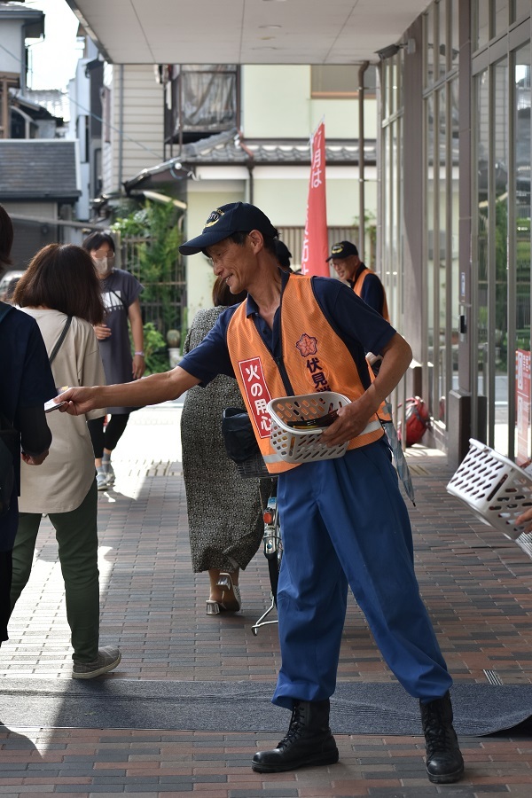 カナートモール伏見での街頭広報の様子