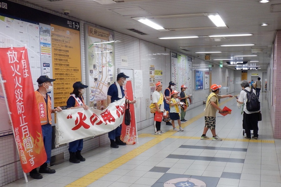 地下鉄醍醐駅での街頭広報の様子