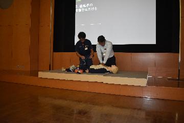 救急隊員によるAED使用方法の実演
