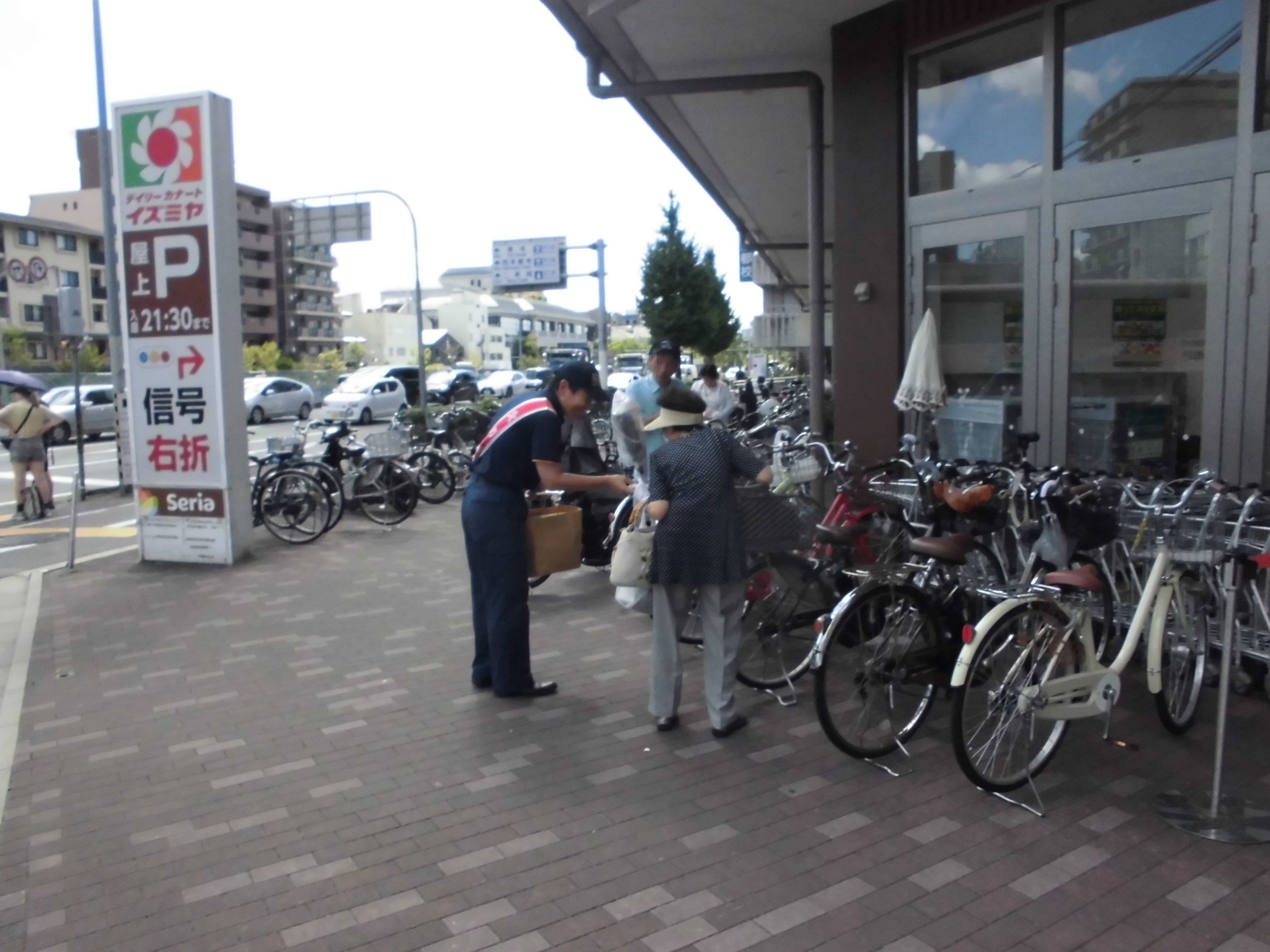 街頭広報の様子