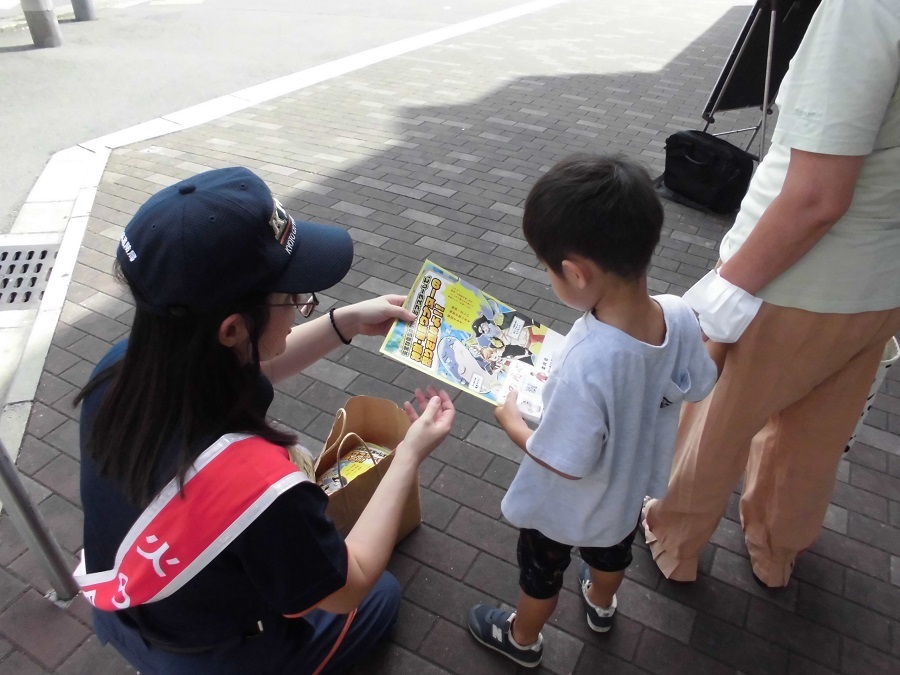 街頭広報の様子