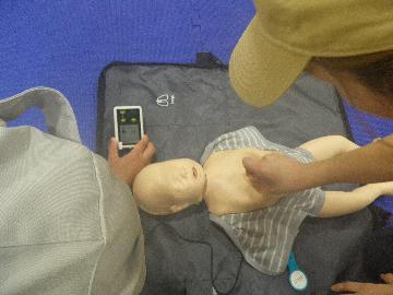 乳児に対する胸骨圧迫の実習