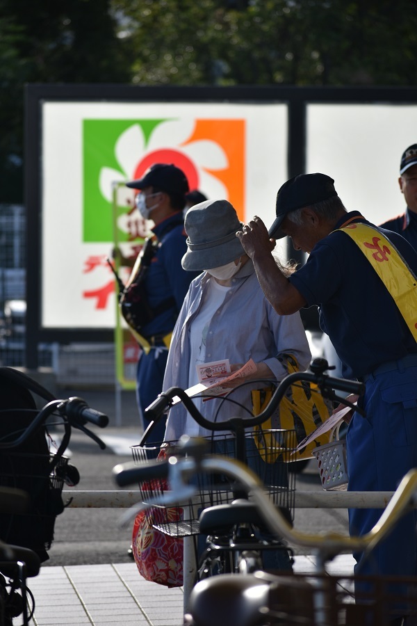 スーパーでの広報活動の様子