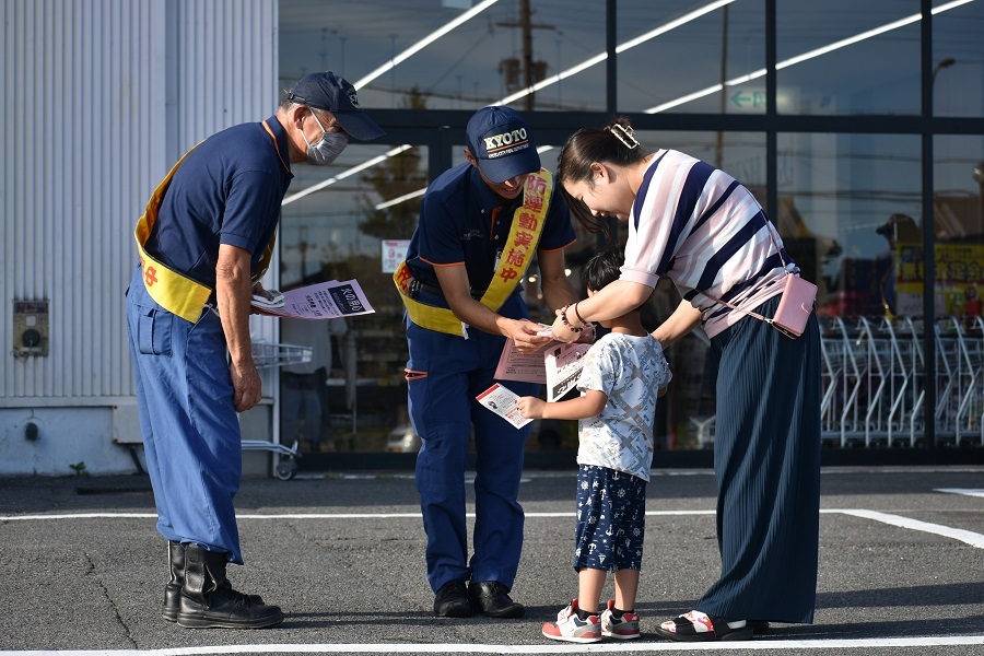 スーパーでの広報活動の様子