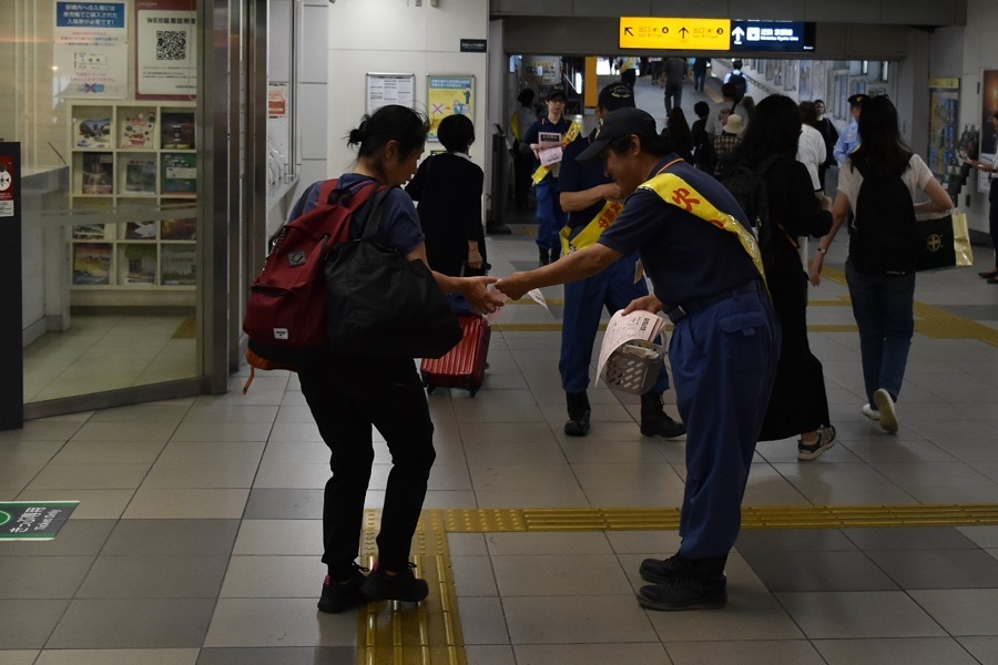 駅改札での広報活動の様子