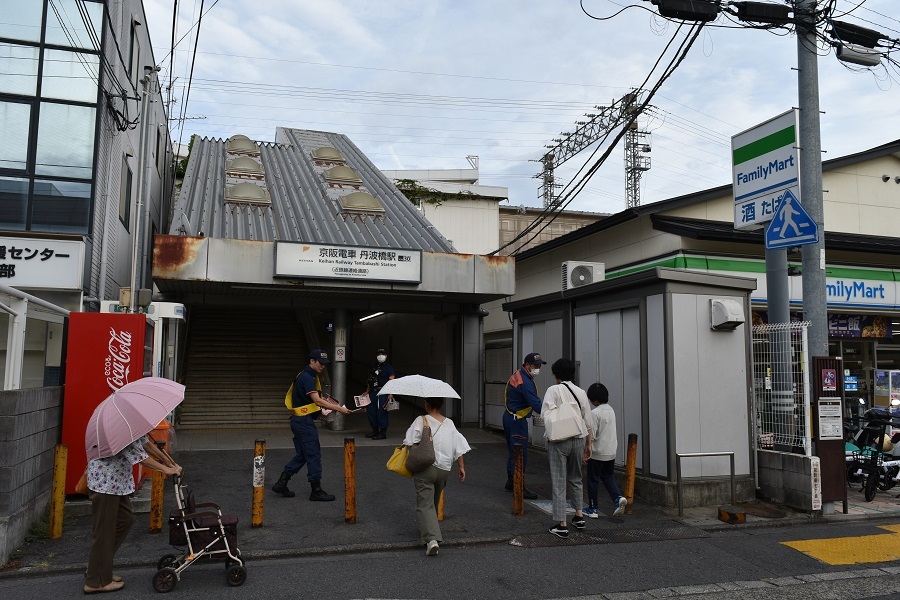 丹波橋駅での広報活動の様子