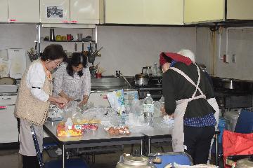 食育指導員さんによる準備の様子