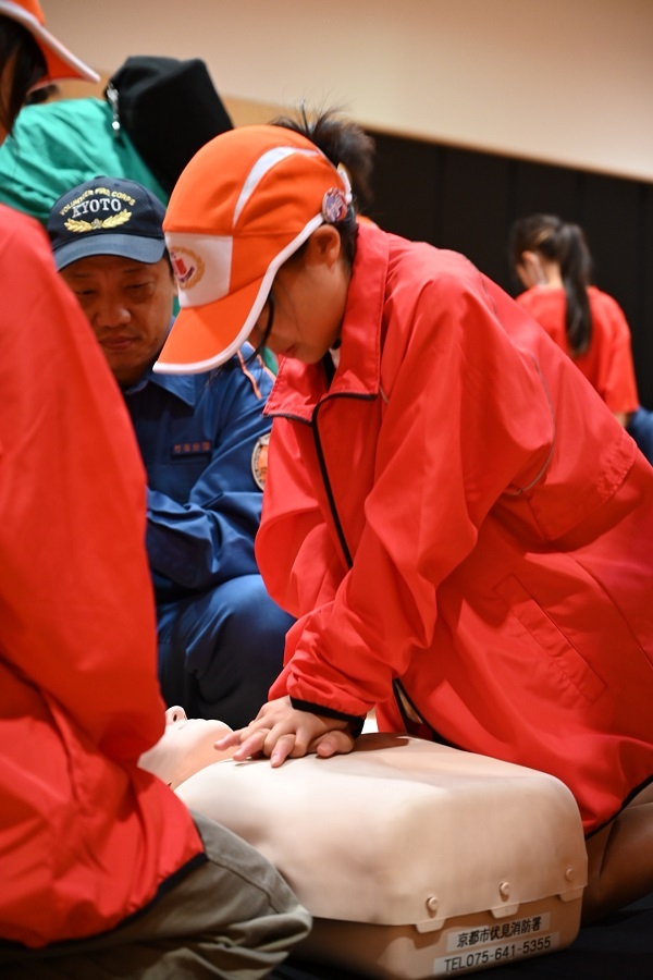 真剣な眼差しで訓練するジュニア消防団員