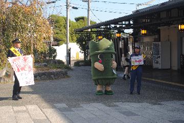 たけにょんと一緒に街頭広報する様子