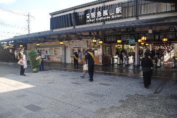 阪急嵐山駅前で街頭広報する様子