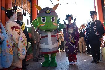 舞妓さんによる街頭広報の様子