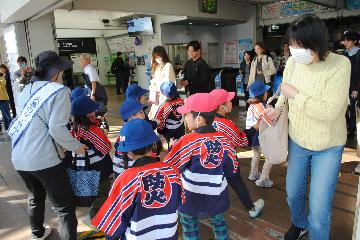 火の用心を呼びかける安朱保育園児