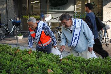 駅前でのゴミ拾い