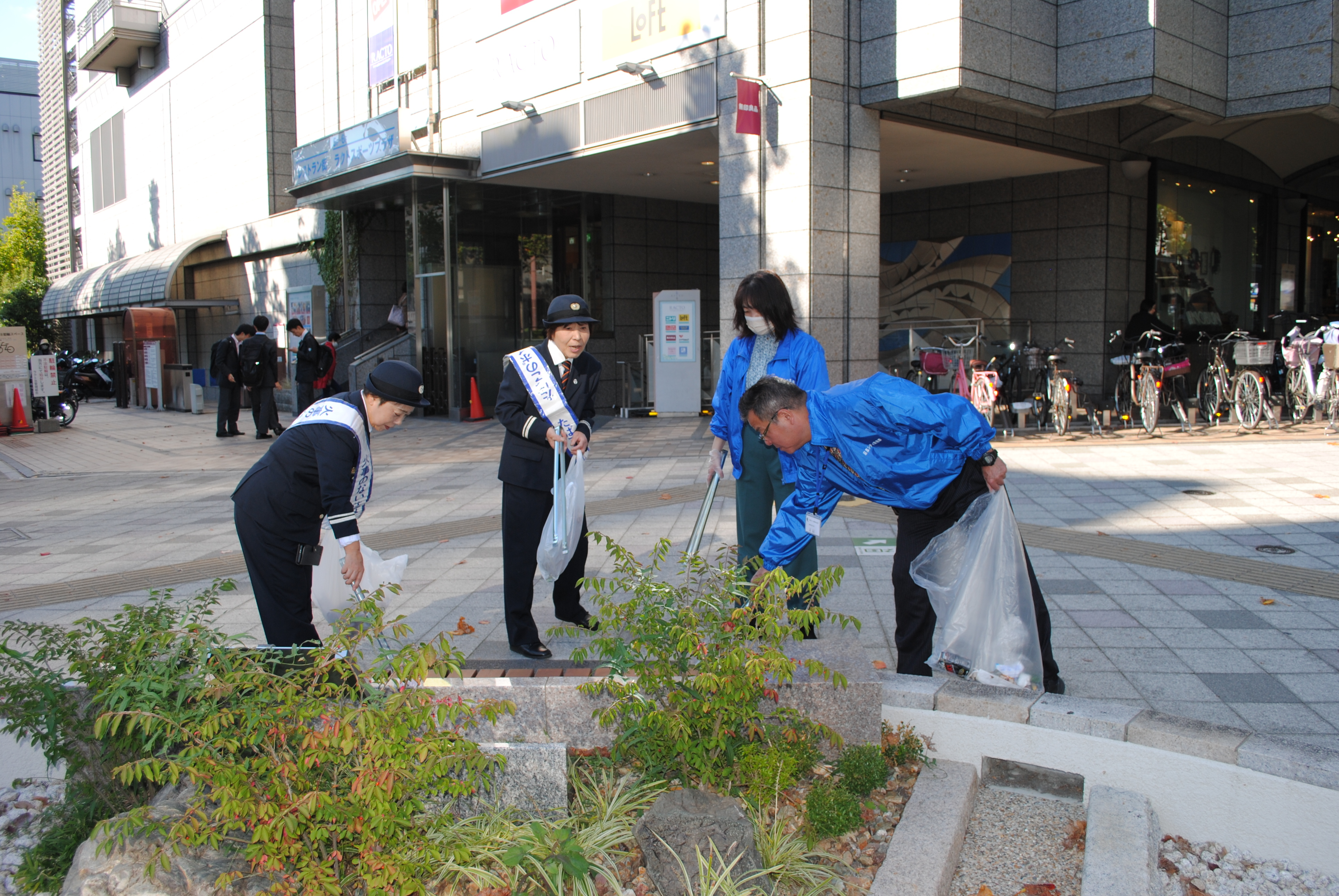 消防団と地元の会社の方も協力してます。