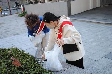 駅前でゴミ拾い