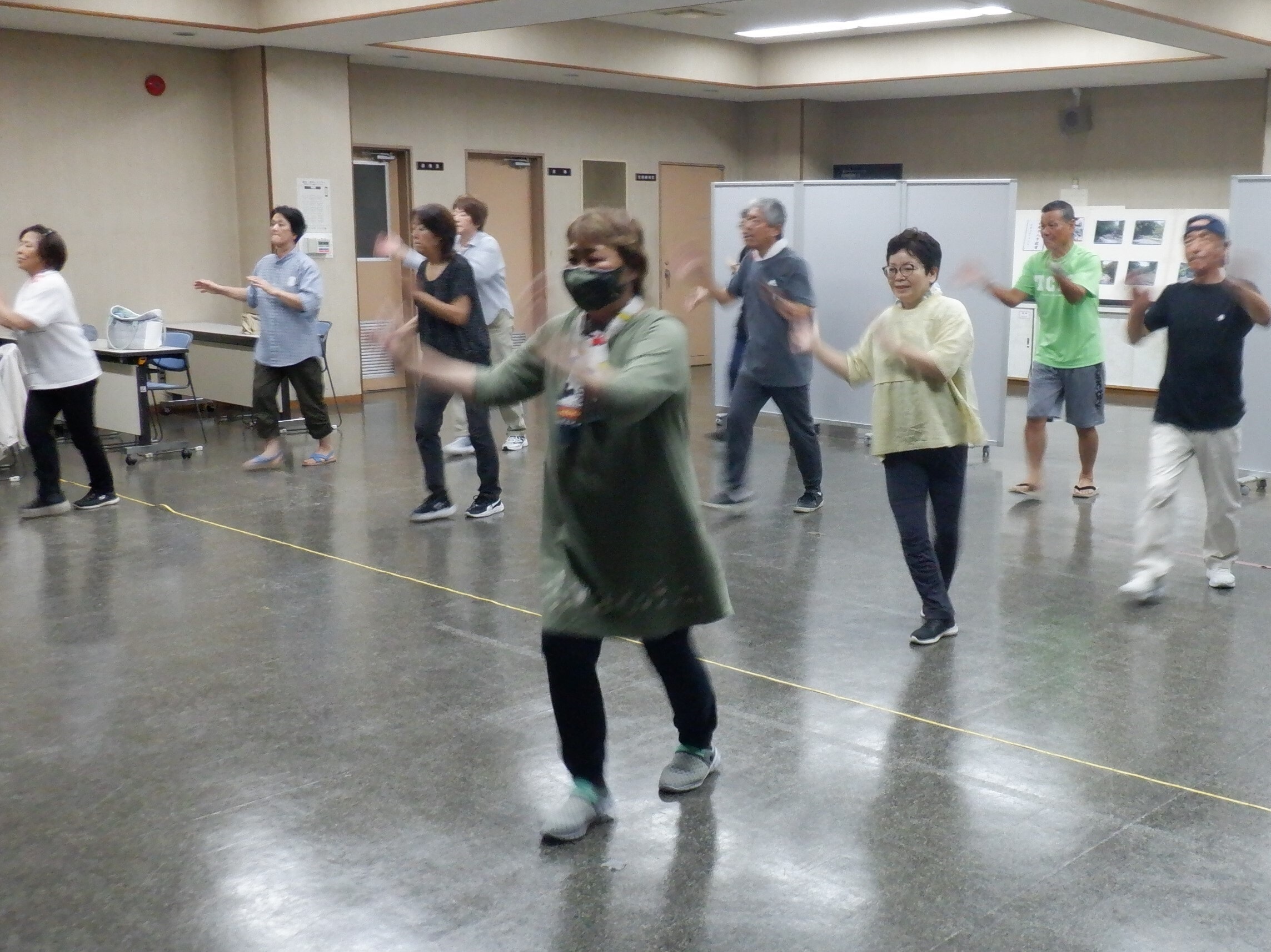 ダンスの練習をしている様子