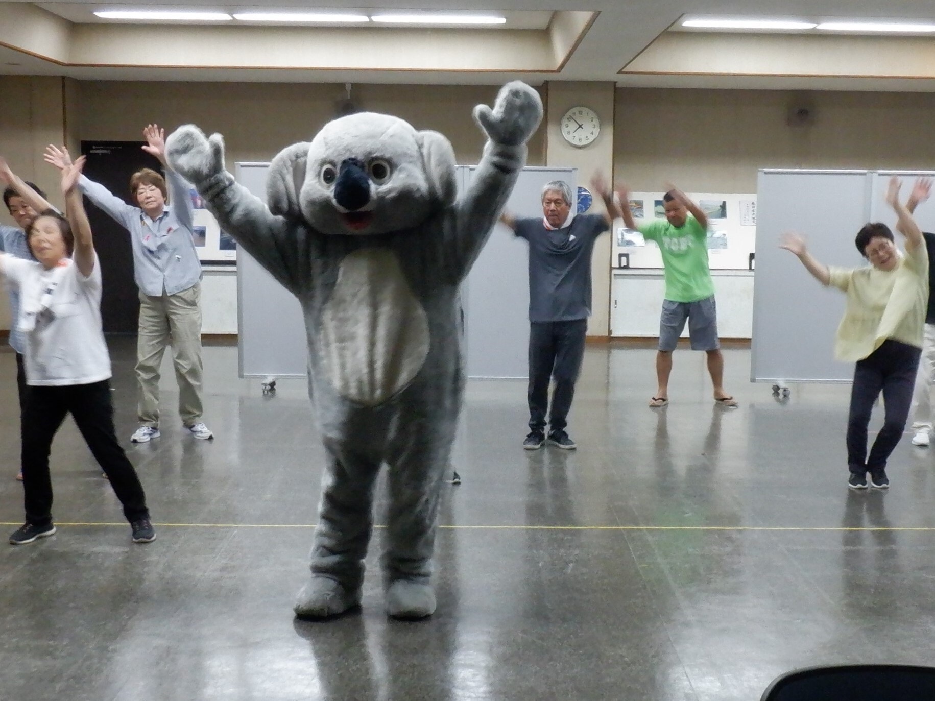 団員とマスコットキャラクターがダンスの練習をしている様子