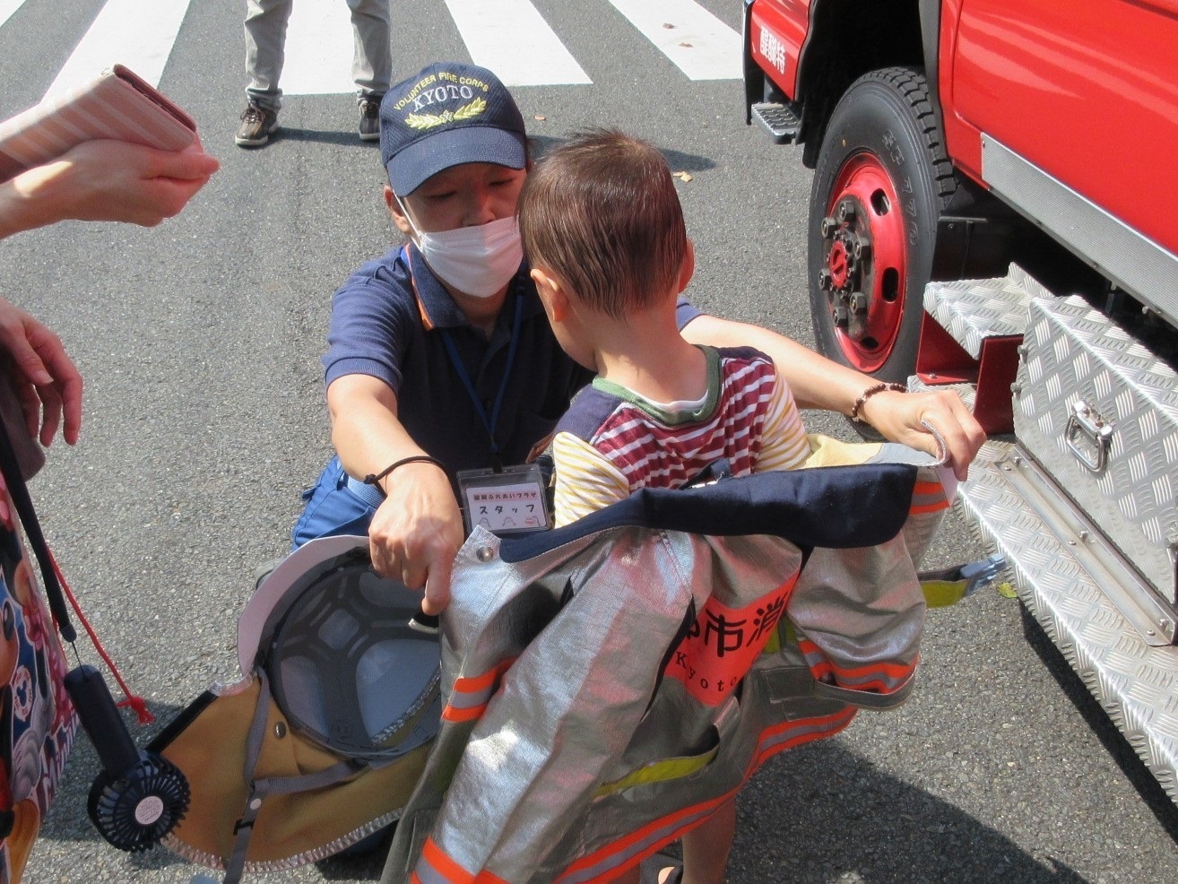 子供が消防服を着用している様子